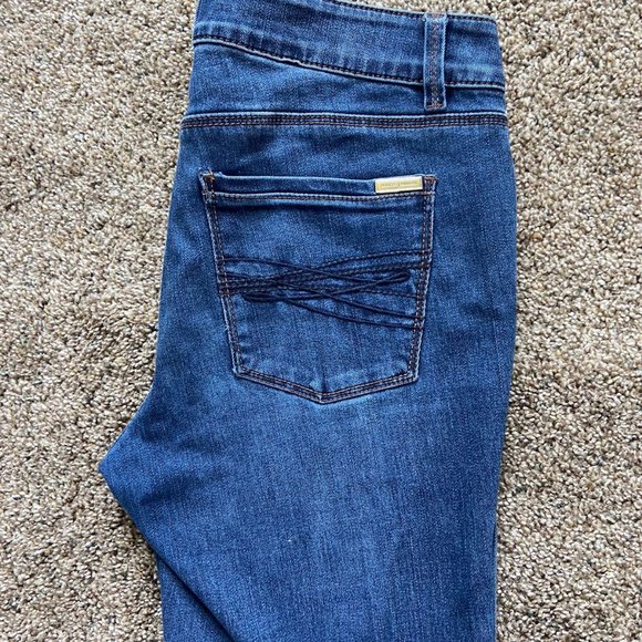 Comfortable jeans, soft and stretchy denim,straigt to skinny cut wit half raise. - Picture 6 of 7